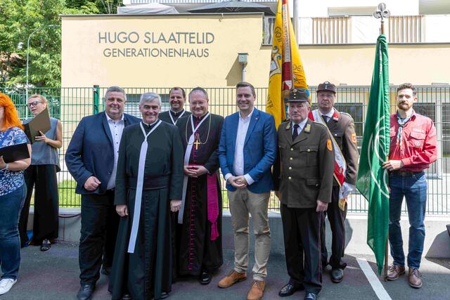 Bürgermeister Christoph Kaufmann (mitte), Propst Anton Höslinger, Ortsvorsteher Martin Trat (links) und Gerald Mathuber, Kommandant der Freiwilligen Feuerwehr Weidling (3. von links) bei der Segnung und offiziellen Benennung des Hugo Slaattelid Generationenhauses. 
 | Foto: Stift Klosterneuburg