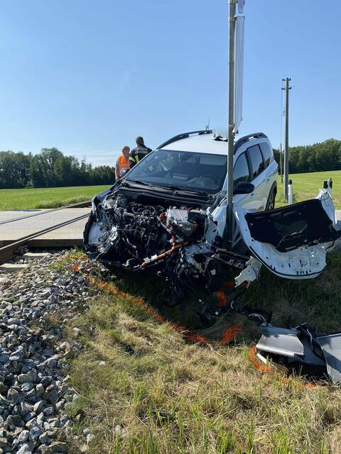 Gott sei Dank konnten die verunfallten Personen das stark beschädigte Auto slebstständig verlassen. | Foto: FF Forchtenau/FF Aurolzmünster
