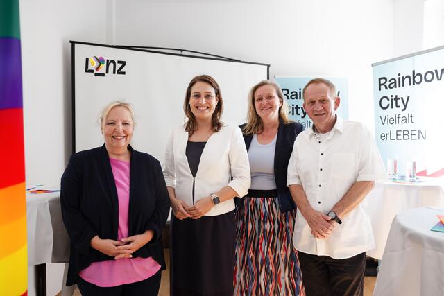 Von links: LGBTIQA+ Beauftragte Patricia Kurz-Khattab, Vizebürgermeisterin Tina Blöchl, Paulina Wessela, Vorsitzende Verein Bily und Johannes Wahala, Leiter Beratungsstelle COURAGE.


LGBTIQA+ Referentin Vizebürgermeisterin Tina Blöchl (2. v.li) und LGBTIQA+ Beauftragte Patricia Kurz-Khattab (li.) informierten gemeinsam mit Mag.a Paulina Wessela (Vorsitzende Verein Bily) und Mag. Johannes Wahala (Leiter Beratungsstelle COURAGE) zum Baustart des LGBTIQA+ Kompetenzzentrums. 

 | Foto: Stadt Linz