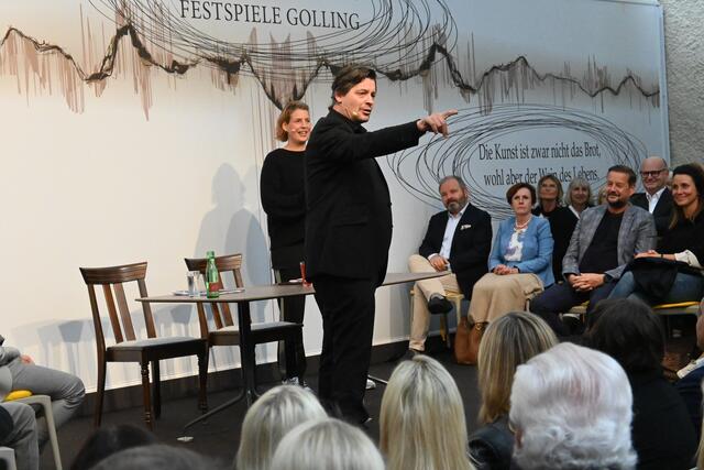 Mit tiefsinnigem Humor und Witz "erledigten" Elena Uhlig und Fritz Karl ihren Beziehungsstatus. Ähnlichkeiten mit dem wahren Leben waren beabsichtigt | Foto: Martin Schöndorfer, 2022