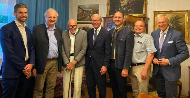 Von links: Wirtschaftsbund-Ortsobmann Sebastian Boecker, Vbgm. Johann Sommerer, Kommerzialrat Karl Lettner, Landeshauptmann Wilfried Haslauer, Bgm. a.D. Adi Rieger, Vbgm.a.D. Herbert Schwaighofer und LAbg. Josef Schöchl. | Foto: Schöchl