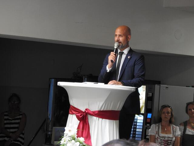 Bürgermeister Hannes Schmid wünscht seiner Stadtgemeinde, "dass sie nicht stillsteht, sondern offen und fortschrittlich in die Zukunft schreitet." | Foto: Christina Haller
