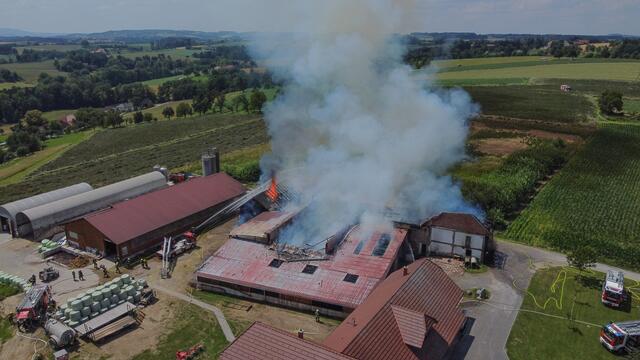 Der Witschaftstrakt des Hofes ging in Flammen auf. | Foto: laumat/Matthias Lauber