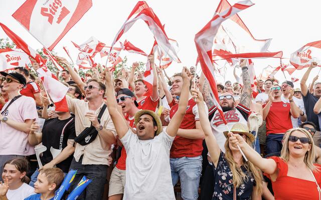 Großer Jubel beim 3:1 Sieg gegen die Polen in Wiens Fanzonen. | Foto: FLORIAN WIESER / APA / picturedesk.com