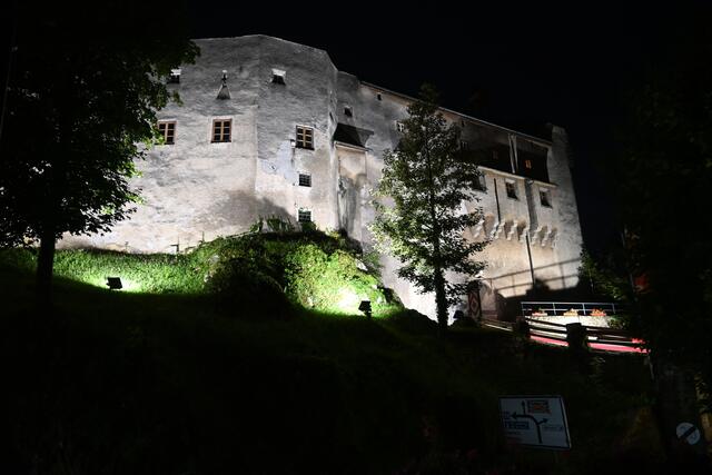 Nach dem Regen präsentiert sich die Burg Golling wieder von ihrer romantischen Seite. | Foto: Martin Schöndorfer, 2022