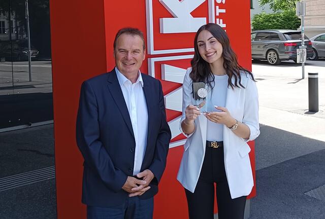 Feldbachs Berufsschuldirektor Franz Winkler mit der Drittplatzierten Kristina Hartinger. | Foto: LBS Feldbach