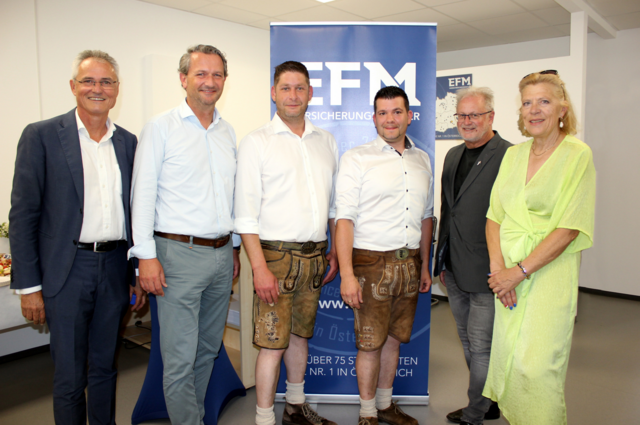 Vlnr: Josef Graf, Stefan Kojalek, Patrick Egger, Emanuel Erlacher (alle EFM Versicherungsmakler), Dechant Ernst Windbichler, Vbgm.in Angelika Hinteregger
 | Foto: Stadtgemeinde Spittal an der Drau