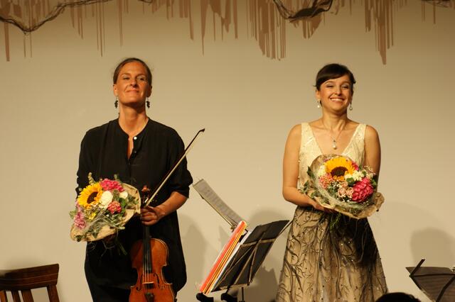 Sichtliche Freude über den tobenden Applaus: Daniela Preimesberger und Milena Arsovska | Foto: Martin Schöndorfer, 2022