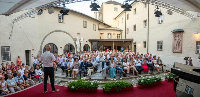 Seit Jahren begeistert die Kombination Kunst und Kulinarik auf der Burg Golling. | Foto: Marc Stickler
