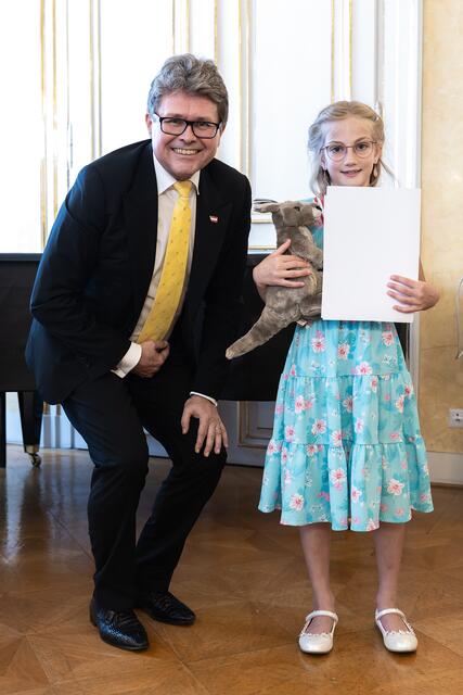 Christina Langegger bei der Ehrung in Wien mit BM Martin Polaschek. | Foto: BMBWF/Tarek Wilde