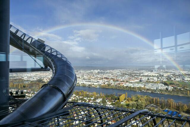 Nicht nur Gratis-Eintritt, auch einmal gratis die Donauturm-Rutsche ausprobieren können Schülerinnen und Schüler am Freitag. | Foto: Donauturm Wien/Martin Steiger