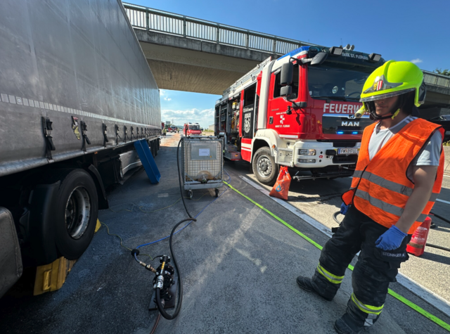 Für die Dauer der Aufräumarbeiten und Unfallaufnahme war die A1 Richtung Wien bis 16.42 Uhr gesperrt, so die Polizei.  | Foto: FF St. Florian
