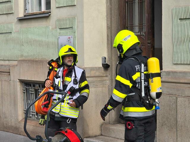 Beim Eintreffen am Einsatzort stellten die Rettungskräfte fest, dass es aus unbekannter Ursache zu einem Kleinbrand auf einem Balkon gekommen war. | Foto: FF Leoben-Stadt