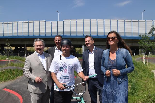 Bürgermeister Michael Ludwig, Simmerings Bezirkschef Thomas Steinhart, Sportler Matthias Waldner, Favoritens Bezirkschef Marcus Franz und Stadträtin Uli Sima (vl). | Foto: Karl Pufler/rmw