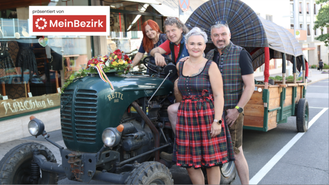 Thomas und Nathaly Rettl (hinten) mit dem Kirchtagspärchen aus dem Vorjahr. Auch heuer sind wir mit RETTL 1868 erneut auf der Suche. | Foto: MeinBezirk.at