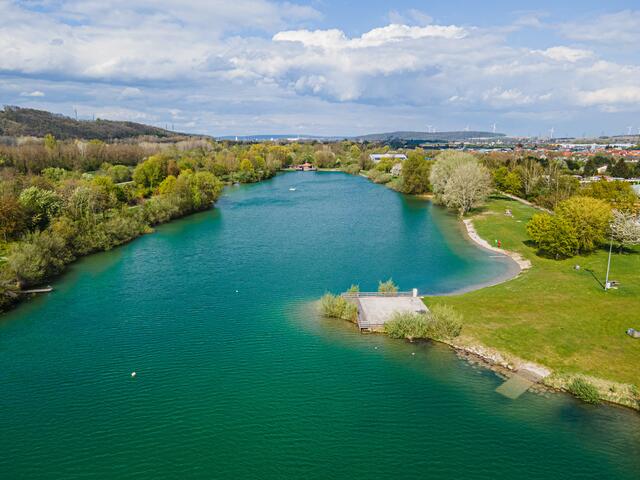 Das Electronic Lakeside Benefiz findet am 28. Juli auf der Seebühne am Ostufer des Ratzersdorfer Sees statt. | Foto: Arman Kalteis