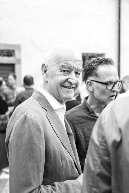 Der Festspielvorstand Hermann Döllerer, Herz und Seele der Kunst und Kulinarik Festspiele auf der Burg Golling bei der Vernissage des Leica-Fotografen Oskar Anrather.  | Foto: Marc Stickler, 2022