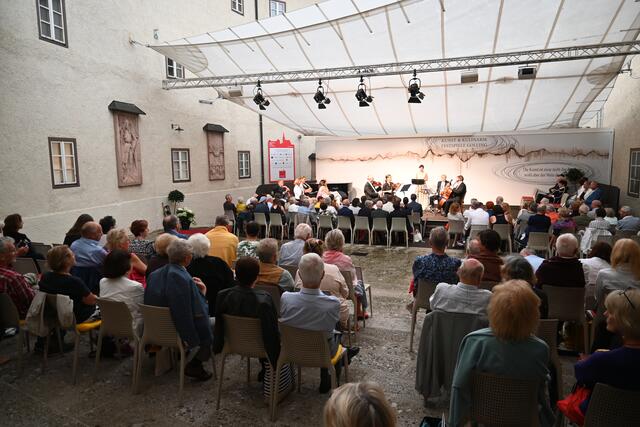 Das Sonnensegel wurde zum Regenschutz | Foto: Martin Schöndorfer, 2022