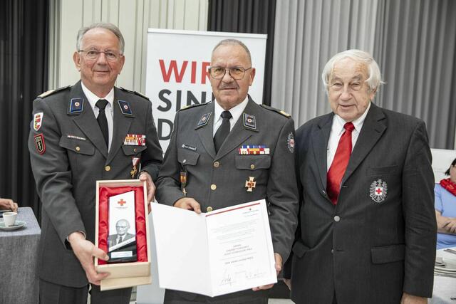 Dr. Werner Aufmesser (Präsident, Rotes Kreuz Salzburg, links) und Gerald Schöpfer (Präsident, Österreichisches Rotes Kreuz, rechts) überreichten Josef Schwaiger den Preis der Dr.-Hans-Lauda-Stiftung. | Foto: Österreichisches Rotes Kreuz
