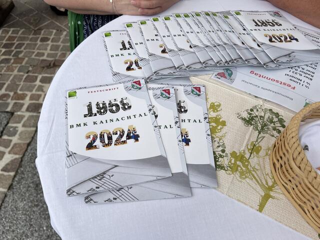 Zum Jubiläum gab es auch eine Festzeitung zum mitnehmen. | Foto: Patrick Marcher