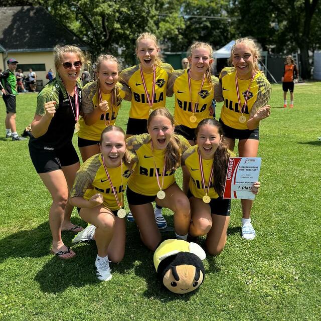 Die Ulrichsbergerinnen jubeln über die Goldmedaille. | Foto: Union Ulrichsberg