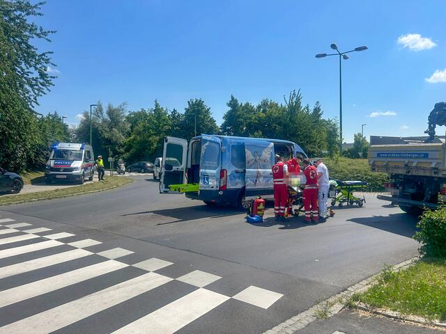 Zur rechten Zeit am richtigen Ort: Mitglieder des Vereins Rollende Engel leisteten wieder Erstversorgung nach schwerem Kreuzungscrash. | Foto: laumat.at
