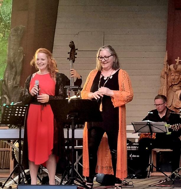 Die Big Band Gmünd eröffnet erneut die Sommerkonzertreihe im Seepark Millstatt mit den beiden Solistinnen Monika Peitler und Gabriele Kari. | Foto: TVB Millstatt | Claudia Striednig
