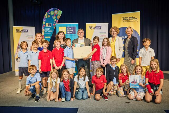 Die Schülerinnen und Schüler der 3. Klasse der International School Krems mit ihren Lehrerinnen Lisa Röper und Isabel Trattner, Landesrat Ludwig Schleritzko und Landesrätin Christiane Teschl-Hofmeister sowie BhW Niederösterreich-Geschäftsführerin Therese Reinel. | Foto: Franz Gleiß 