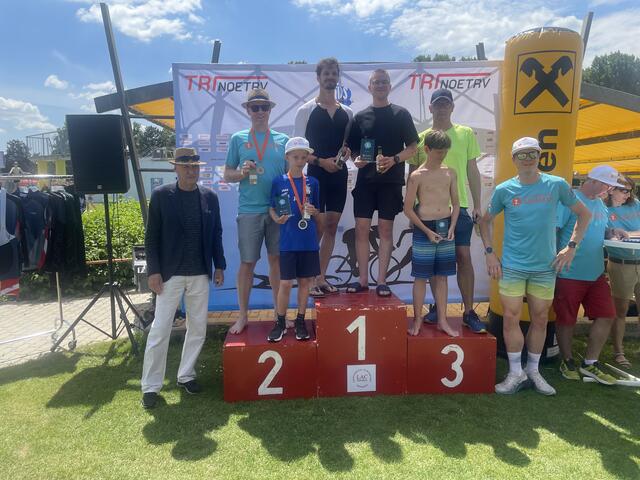 Die drei Erstplatzierten mit dem Organisationsteam und Stadtrat Florian Ladengruber. | Foto: privat