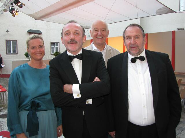 &lt;f&gt;Im Jubiläums-Festspieljahr&lt;/f&gt; können Vorstandsmitglieder Sabine Döllerer und Hermann Döllerer (hinten) Publikumslieblinge, wie Oscarpreisträger Karl Markovics (vorne links, hier mit Wolf Bachofner) begrüßen.