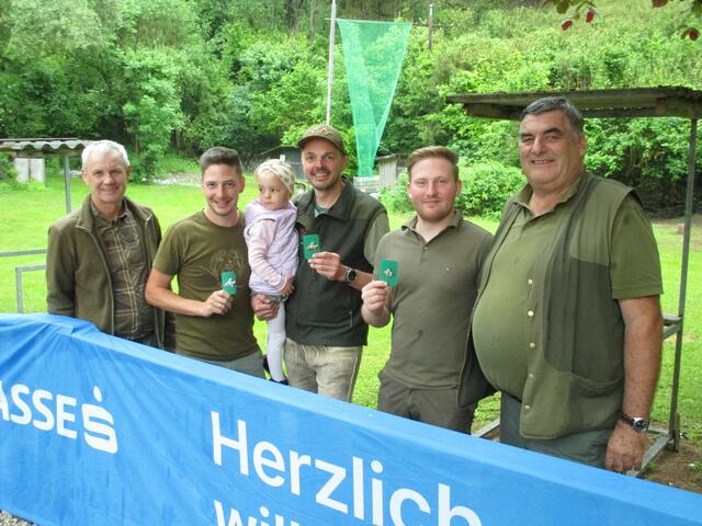 (V.l.:) Bezirksjägermeister-Stellvertreter Alfred Weinbergmair, Felix Fuchs, Walter Scheinecker, Daniel Berger und Bezirksjägermeister Josef Wiesmayr bei der Einzelwertung im Schießen. | Foto: Astrid Burgholzer