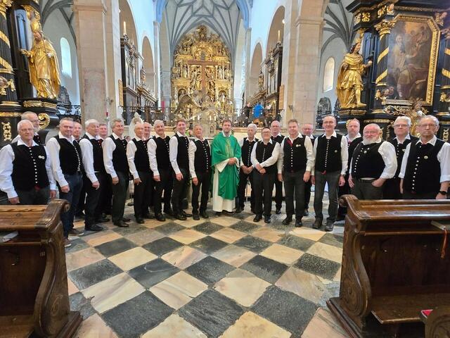 Die Mooskirchner Sänger im Gurker Dom | Foto: Wutte