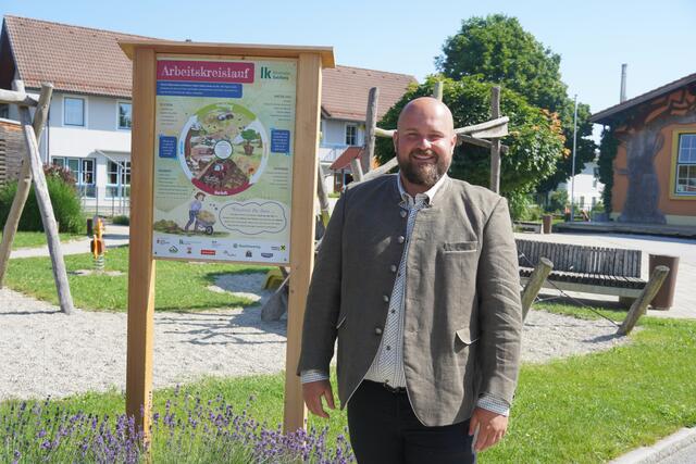 Der Vizebürgermeister von Schleedorf Georg Winterreiter (FPÖ) vor einer der Schautafen des „Themenweges Landwirtschaft". | Foto: Emanuel Hasenauer