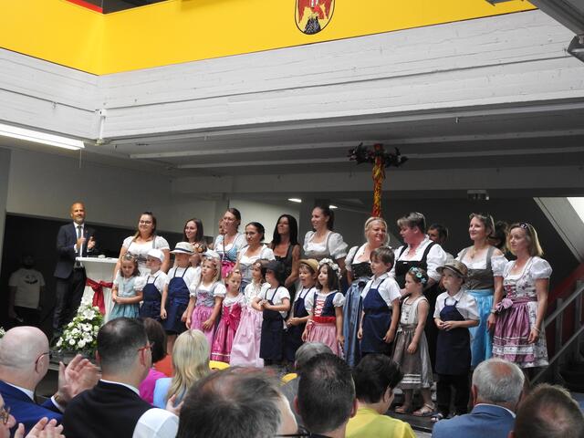 Die Kindergartenkinder der Stadtgemeinde Frauenkirchen führten einen Bändertanz auf.  | Foto: Christina Haller