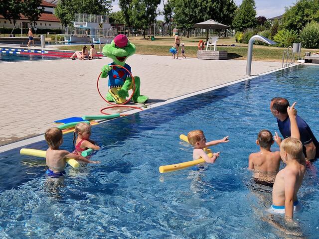 Ab 8. Juli findet der Hopsi-Hopper-Schwimmkurs im Freibad Micheldorf statt.  | Foto: ASKÖ OÖ