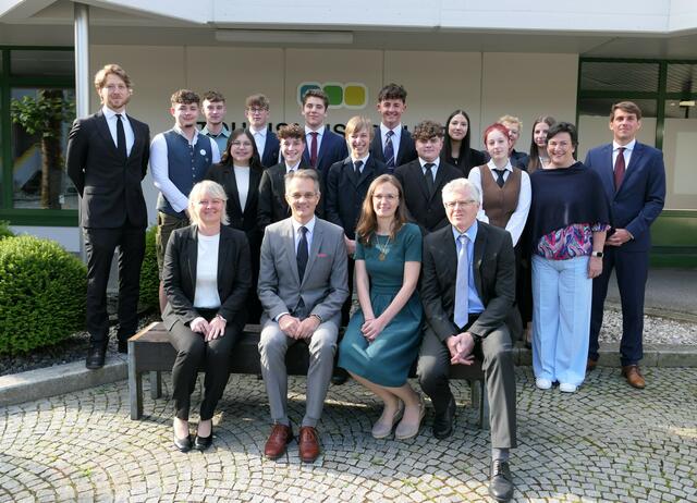 Tourismusschulen Bad Ischl  – 3FSa (von links nach rechts):
1. Reihe: Mag.a Schneeberger Sigrid (Klassenvorstand KV), Dir. Mag.Falkensteiner Wolfgang, Mag.a Streibl Claudia, Dr. Schneeberger Rudolf // 2. Reihe:Rathner Hanna (AE), Appl Jana (AE), Passenbrunner Sven, Bachmair Simon, Grabenberger Johanna, Mag.a Edtbauer Irene // 3. Reihe: Mag. Kinz Jakob, Ramsauer Felix, Mickla Tizian, Hinterberger David, Gerauer Severin (AE), Zimmermann Jeremy, Fuchs Natalie (GE), Mag.a Möslinger Barbara, Gerard Jasmin (GE), Mag. Handstanger Stephan