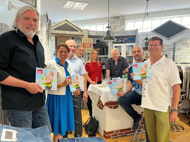 Bei „Michael Thür Mode &amp; Trends“ in Hainfeld: WKNÖ-Bezirksstellenobmann Markus Leopold, Bundesrätin Sandra Böhmwalder, WKNÖ-Bezirksstellenleiter Georg Lintner, Stadtrat Christian Köberl, die Vorstandsmitglieder Isabella Farcher und Michael Thür (Stadtmarketingverein „Wir Hainfelder“), Gemeinderat Martin Seidlböck und Bürgermeister Albert Pitterle. (v.l.) | Foto: Alexander Fritsch