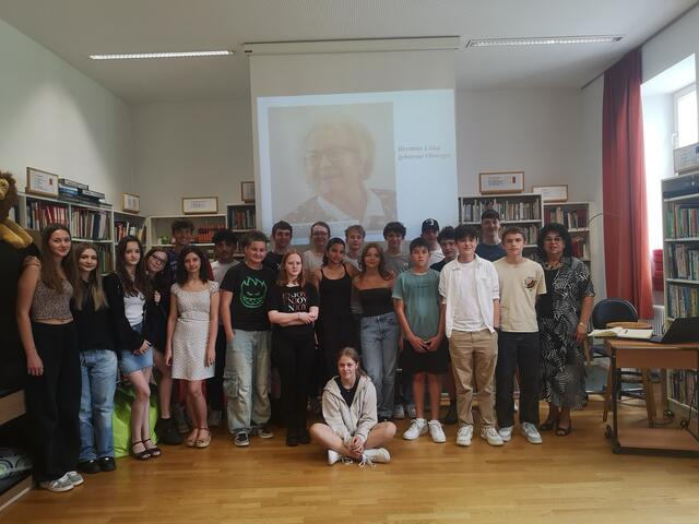 Eine 4.Klasse des Akademischen Gymnasiums Innsbruck mit der Referentin Esther Dürnberger (ganz rechts).  | Foto: Tamara Loretz