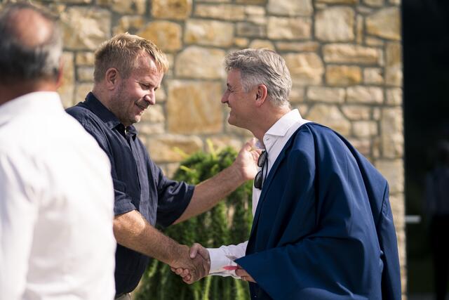 Berndt Triebel schüttelte zahlreiche Hände beim Sommerfest des Energieforum Kärntens in der Domäne Lilienberg in Tainach. | Foto: Kayjansen.com