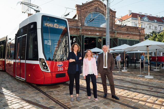 (V.l.n.r) Sabine Stock, Vorständin der ÖBB-Personenverkehr AG, Tourismusdirektor Norbert Kettner und Alexandra Reinagl, vorsitzende Geschäftsführerin der Wiener Linien beim Networking Event im Verkehrsmuseum Remise. | Foto: ÖBB/Daniel Willinger