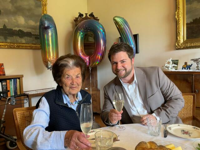„Geburtstagskind“ Eva Vogl und Bürgermeister Daniel Lang im Gespräch und beim gemeinsamen Sekt-Frühstück. | Foto: Valerie Zacherl-Draxler
