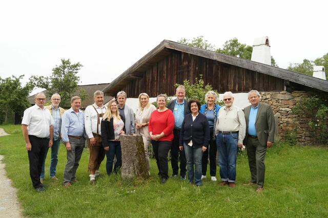 Die Vorstandsmitglieder und Bezirksleiter des Oberösterreichischen Volksbildungswerkes trafen sich am Freitag, den 14. Juni, zum Sommergespräch am Unterkagerhof.  | Foto: O.Ö. Volksbildungswerk