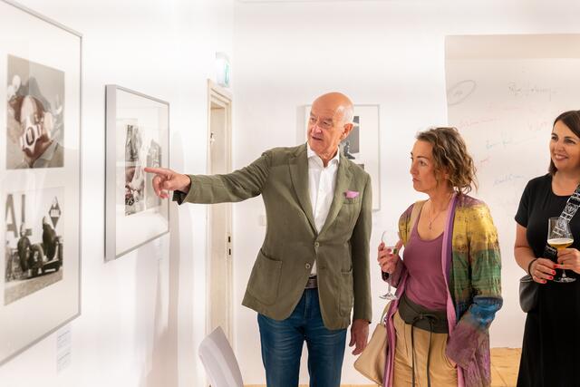 Hermann Döllerer erklärt Charmant die Details in den Aufnahmen von Oskar Anrather | Foto: Marc Stickler, 2022