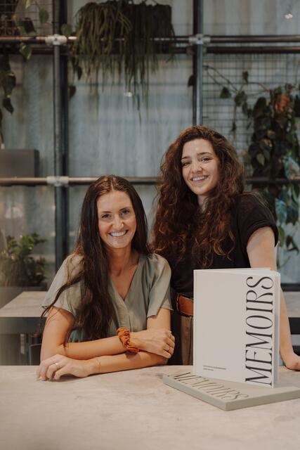 Als Salzburger Start-Up bewahrt Memoirs die Lebenswerke der Salzburger Familien- und Traditionsbetriebe und macht sie für zukünftige Generationen in Form eines Buches zugänglich und nacherlebbar. Im Bild: Die Gründerinnen des Startups „Memoirs“: Hannah Gratzer (1997) und Christina Katefidis (1989) aus Salzburg. Zwei Freundinnen verbunden durch das tiefe Interesse am Menschen und deren Geschichten. | Foto: Memoirs Salzburg
