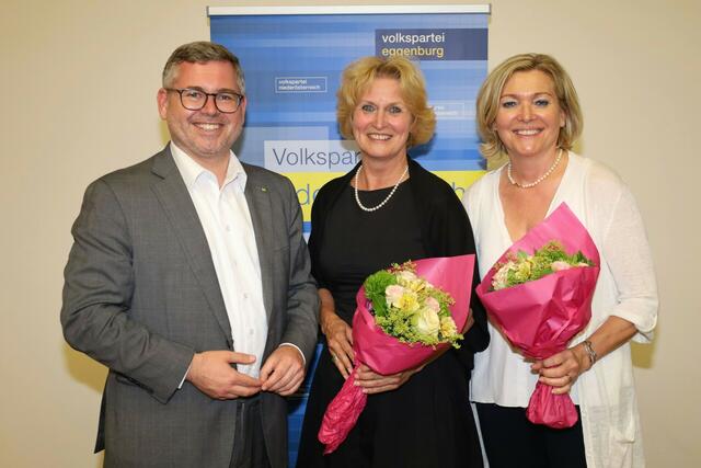 Blumen für die neue VP-Gemeindeparteiobfrau Beate Fidesser-Metzger und die neue Spitzenkandidatin Margarete Jarmer von Bezirksparteiobmann LR Ludwig Schleritzko (v.r.).  | Foto: Herbert Gschweidl