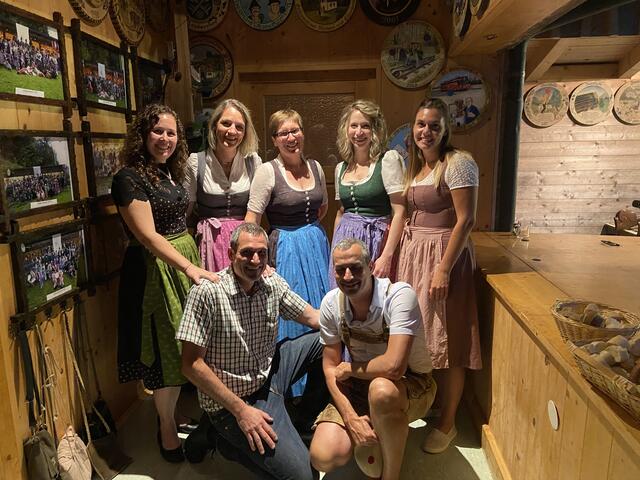 Die Pernecker Stahelschützen mit den erfolgreichen Damen und ihren "Zielern". | Foto: Pernecker Stahelschützen