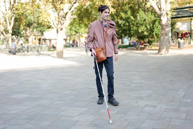 Dominic Schmid bei einem Spaziergang. | Foto: RMW/Spitzauer