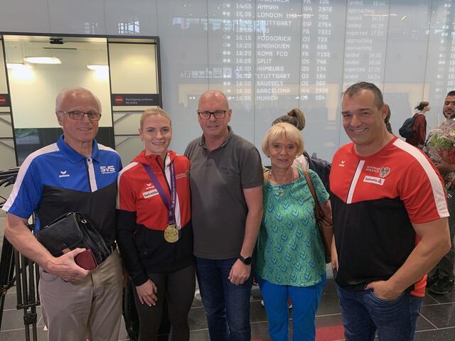 SVS-Obmann Johann Gloggnitzer, Europameisterin Victoria Hudson, Vizebürgermeister Christian Habisohn, SVS-Urgestein Ingrid Toth und Trainer Gregor Högler beim Empfang am Flughafen Schwechat. | Foto: Stadtgemeinde Schwechat