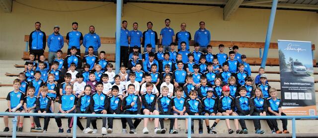 Die Nachwuchsmannschaften des SV Schweiger Reutte genossen das gemeinsame Abschlussfest im Drei-Tannen-Stadion. | Foto: Carolin Hauser