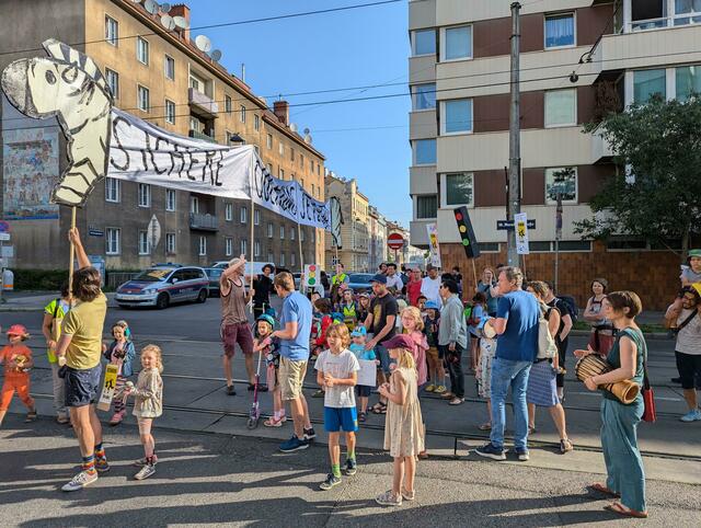 Durch eine Demo versucht man eine Ampel an der Kreuzung Wernhardtstraße Roseggergasse zu etablieren. | Foto: "Ottakring für alle! - Sicher bewegt"